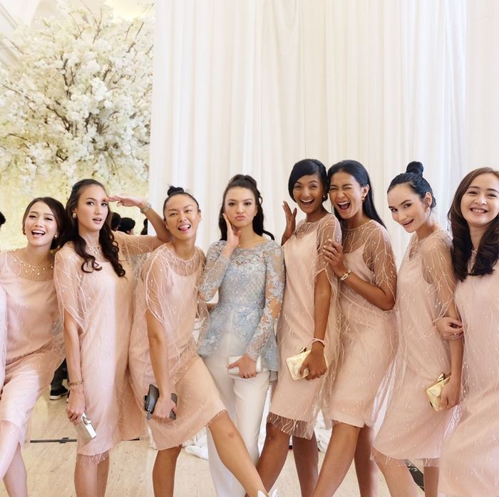 Raline Shah berpose bersama para bridesmaid di pernikahan Baim Wong dan Paula Verhoeven.