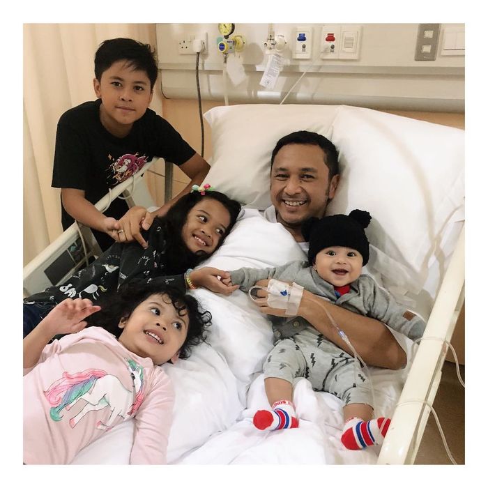 Giring Ganesha sakit dan ditemani anak-anaknya di rumah sakit.