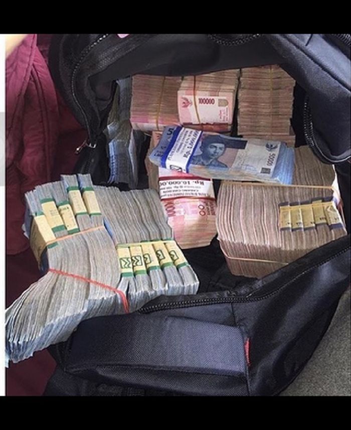 Nikita Mirzani pamer uang di dalam tas