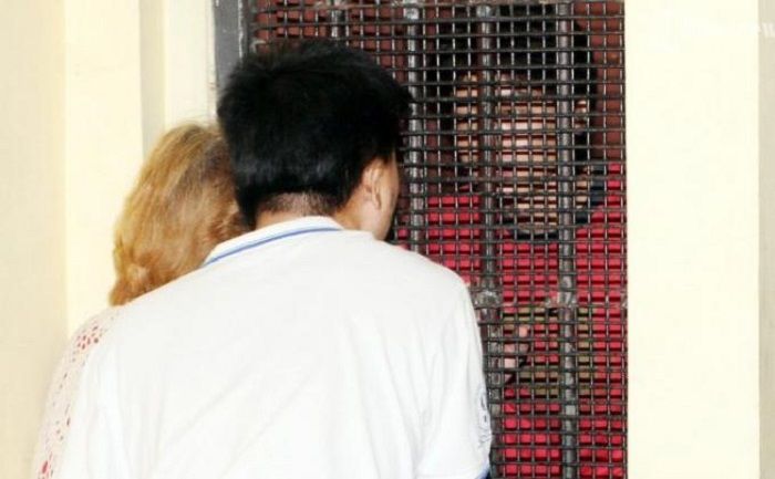 Roger Danuarta mendapat kunjungan dari keluarga ketika masih mendekam di Mapolsek Pulogadung. Beginilah cara tahanan bertatap wajah dengan keluarga saat jam besuk tiba.