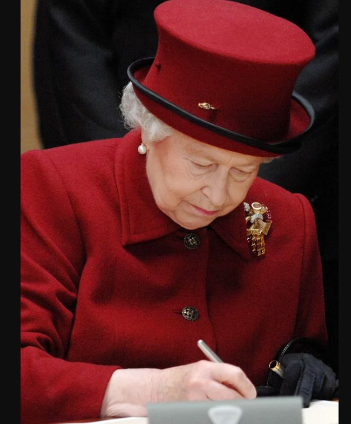 Pulpen juga paling sering di bawa Ratu Elizabeth II