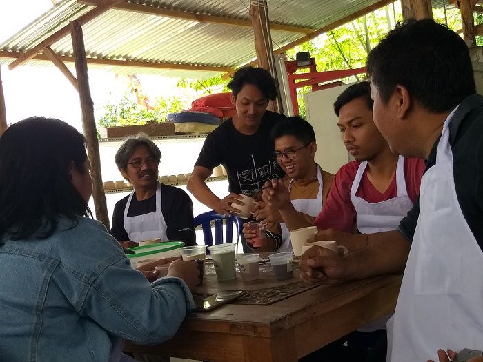 peserta workshop melukis cangkir 