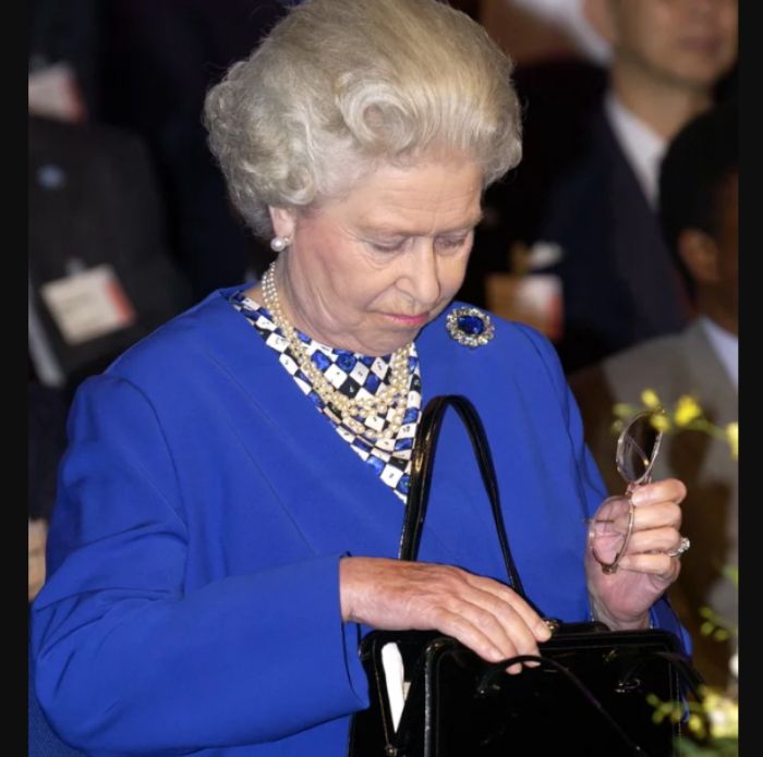 Kacamata baca, jadi barang wajib yang ada di tas Ratu Elizabeth II