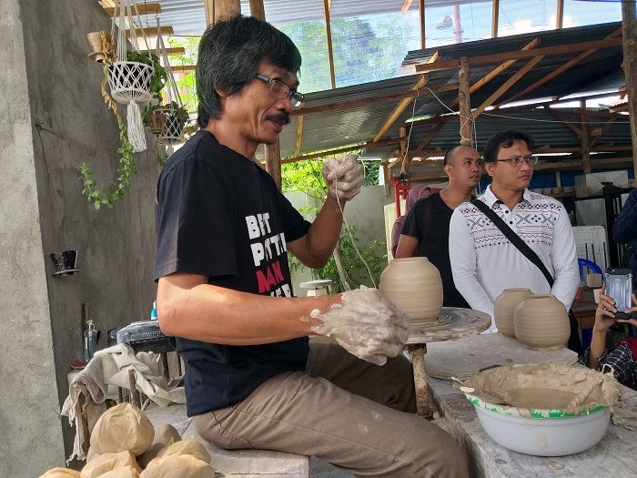 Seniman dan pemandu di Kaloka Poettry