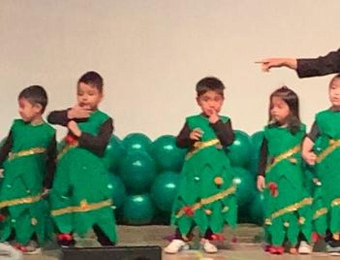 Anak kedua Nia Ramadhani dan Ardi Bakrie yaitu Mainaka Zanatti Bakrie ketika melakukan aksi pentas di sekolahnya.