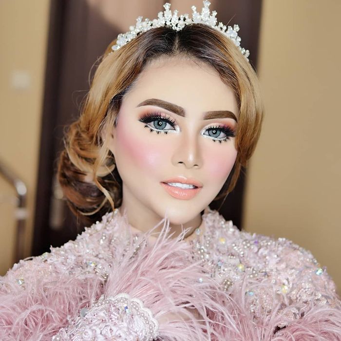 Gaya makeup barbie Aurel Hermansyah saat didandani MUA Khadijah Azzahra