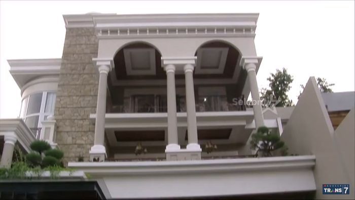 Mewah dan Asri, Intip Water Park Pribadi Denny Cagur yang Dilengkapi Taman Vertikal dan Air Terjun