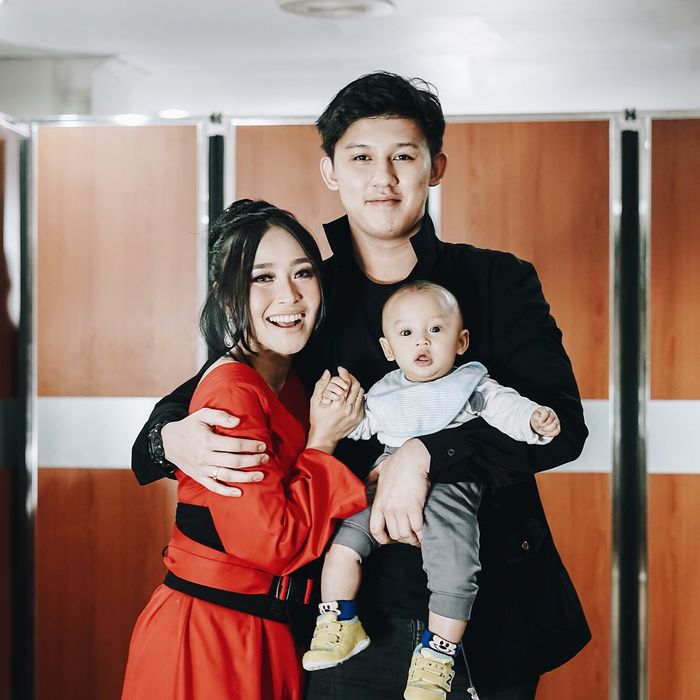 Keluarga Rinni Wulandari dan Jevin Julian bersama putra mereka, Nord. 