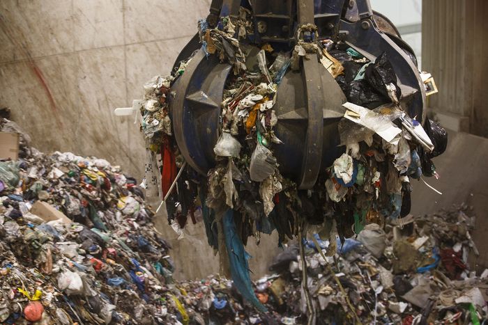 Bioplastik ataupun plastik industri tetap harus diolah lebih lanjut.