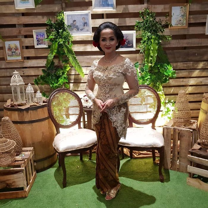 Berbalut Kebaya Merah dan Lipstik Cetar, Anggunnya Ibunda Gading Marten Bak Perempuan Keraton!
