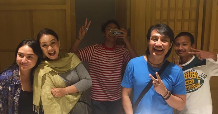 Keharmonisan keluarga Ira Wibowo dan Katon Bagaskara meski sudah bercerai.