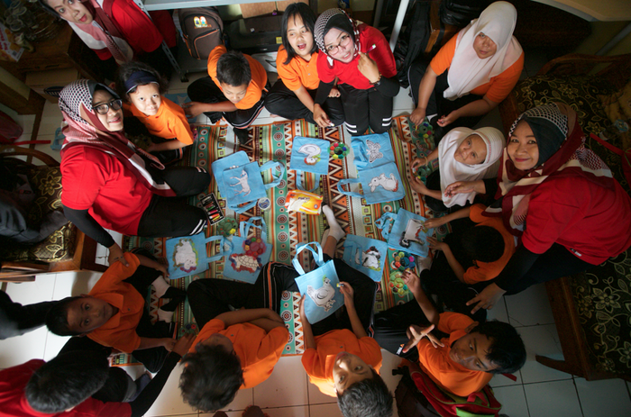 Di ruangan seluas 2x4 meter, anak-anak berkebutuhan khusus di Desa Tegalluar bersekolah.