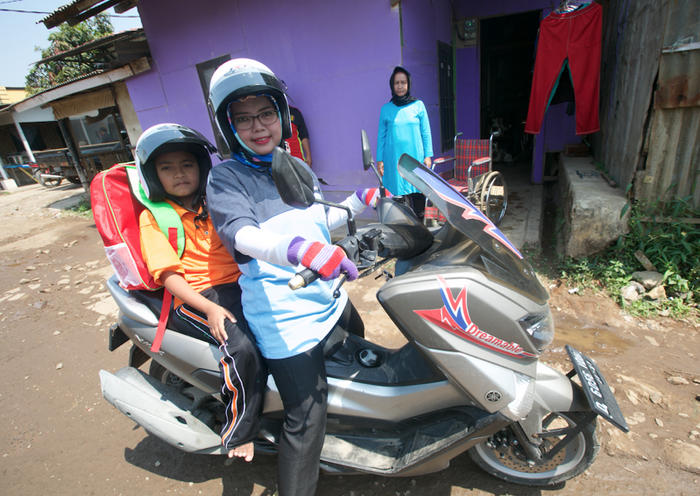 Setiap pagi, Yuli menjemput murid ABK dari rumahnya untuk bersekolah.