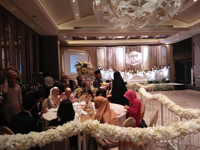 Keluarga mempelai laki-laki di pernikahan Lindswell Kwok dan Achmad Hulaefi.