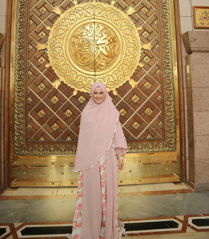 Inspirasi gaya syar'i ala Cut Meyriska dengan gamis floral