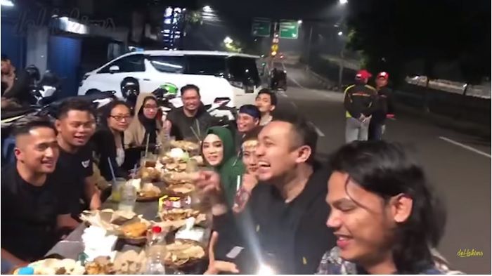 Soimah, Dewi Perssik dan Irfan Hakim dkk makan di Warung Nasi Uduk Pasar Thomas
