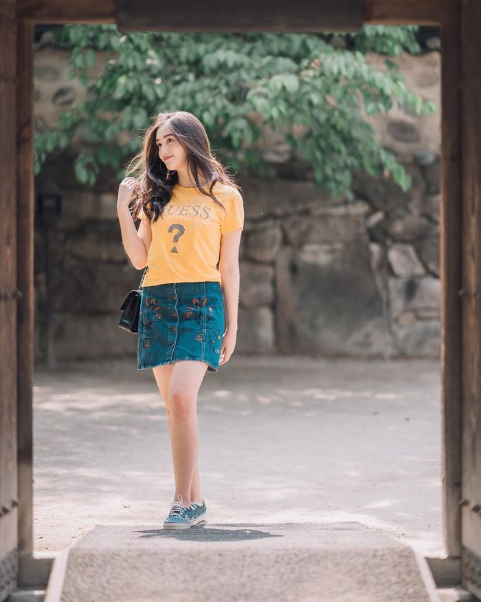 Ranty Maria tampak dengan gaya feminin mengenakan rok mini denim 