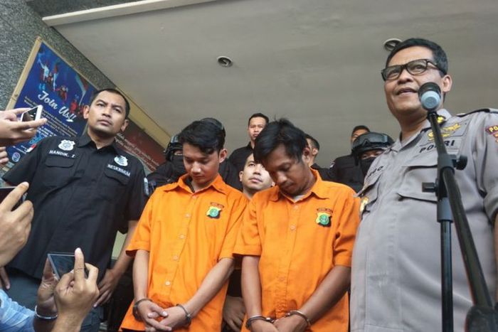 Dua pelaku pengeroyokan anggota TNI di Cibubur, Ciracas, Jakarta Timur yang telah diamankan polisi. 
