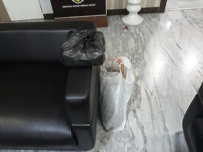 Ibu dari Noviandra bahkan secara khusus membawa oleh oleh jajanan khas Pemalang.