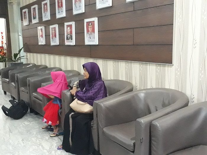 Ibunda Noviandra turut ikut menemani anaknya bertemu Ussy Sulistiawaty.