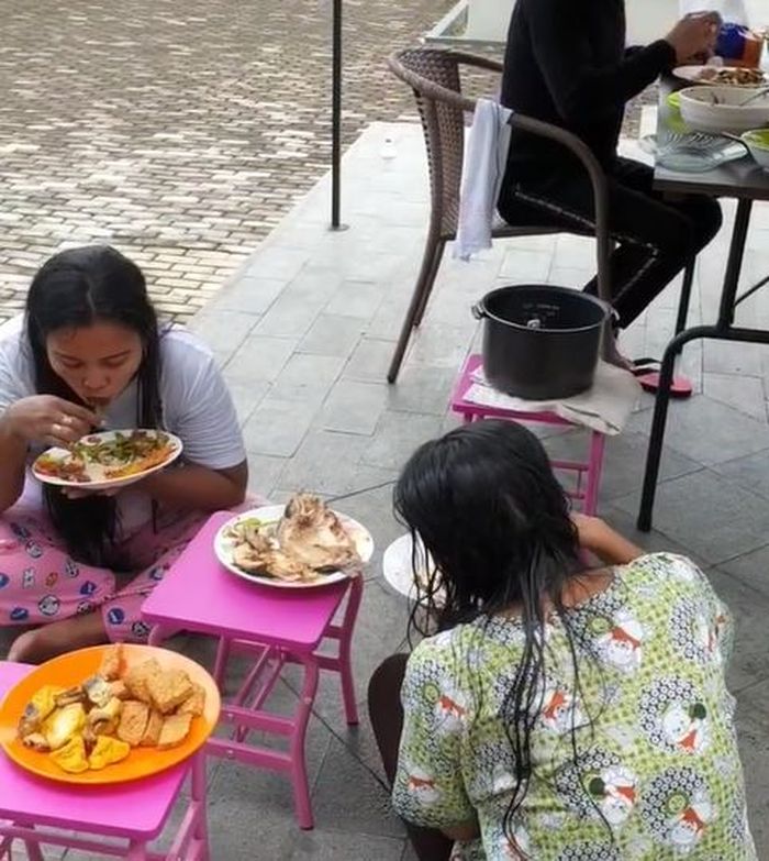 Orang tua Ayu Ting Ting makan bersama asisten rumah tangga.