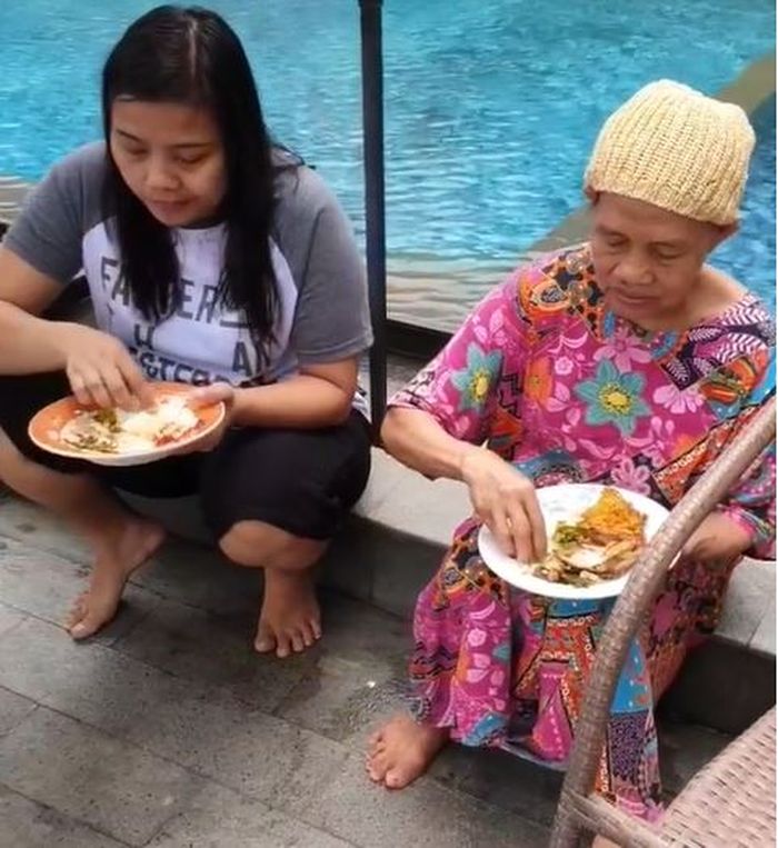 Orang tua Ayu Ting Ting makan bersama asisten rumah tangga.