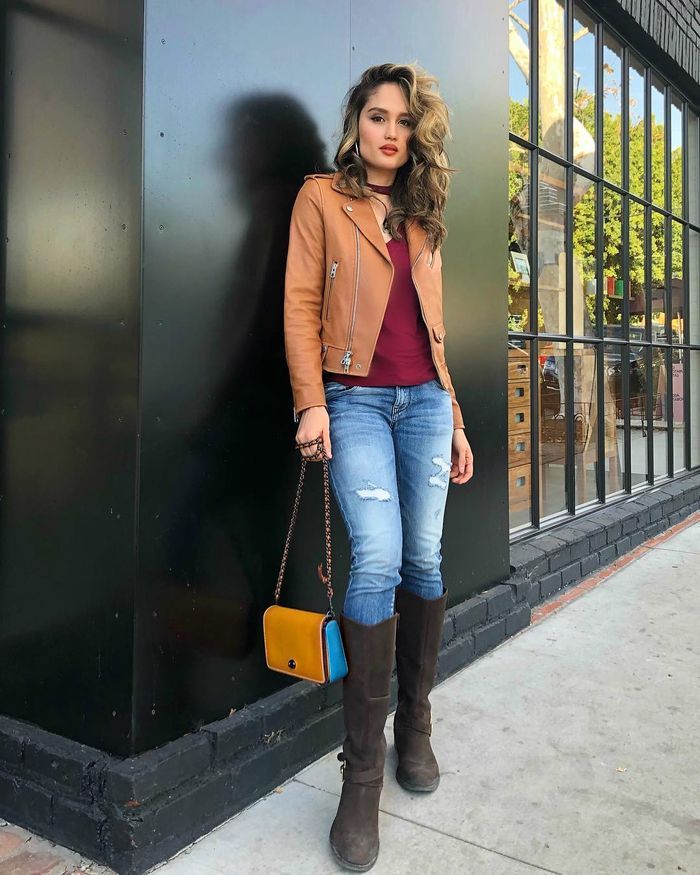 Mix and match jaket kulit dengan plunge cut out shirt ala Cinta Laura