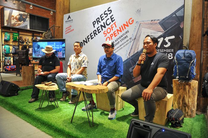 Diskusi dalam acara pembukaan toko.