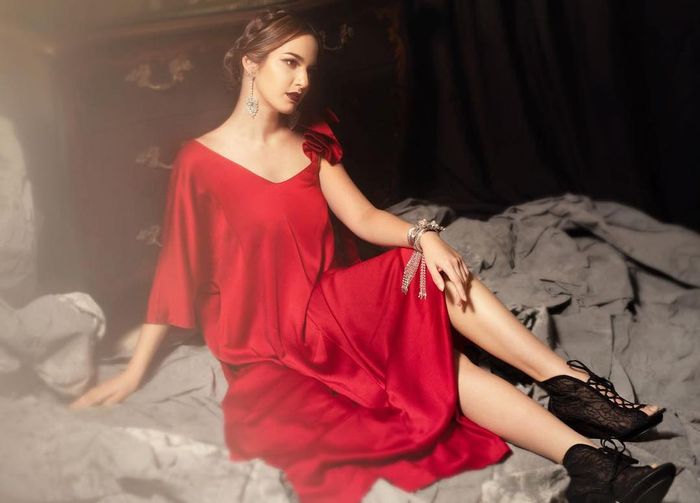 Penampilan seksi Nia Ramadhani dengan asimetris dress merah