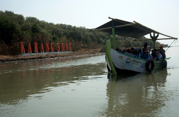 Untuk mencapai lokasi, siswa menggunakan perahu.