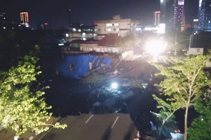 Tanah ambles di Jalan Raya Gubeng, Surabaya.