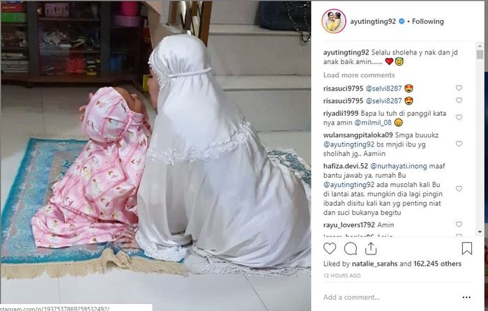 Postingan Ayu Ting Ting solat di depan tangga.