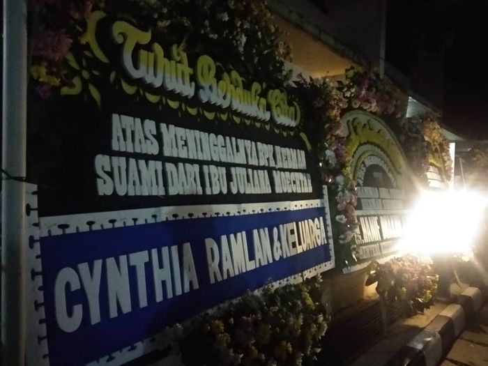 Kiriman karangan bunga untuk mendiang Herman Seventeen