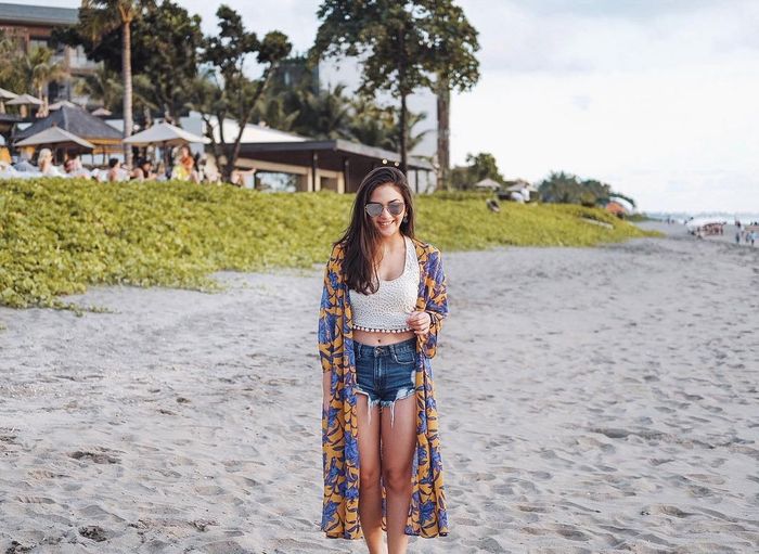 Penampilan feminin Jessica Mila dengan long outer motif tropical 