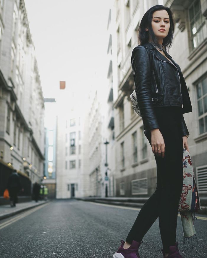 Gaya chic ala Kimberly Ryder dengan jaket kulit 