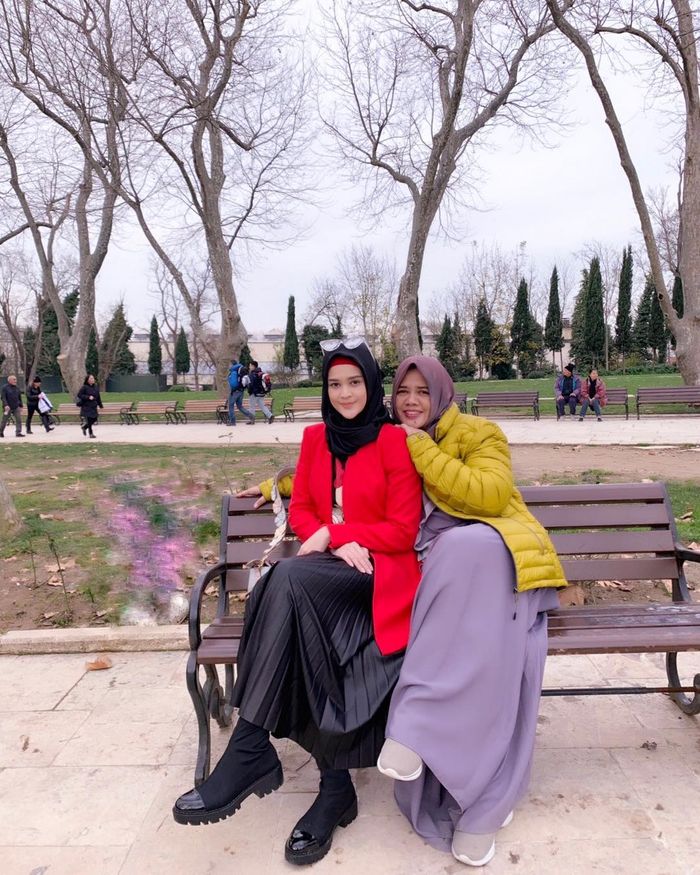 Gaya fashion hijab Cut Meyriska dengan paduan rok lipit