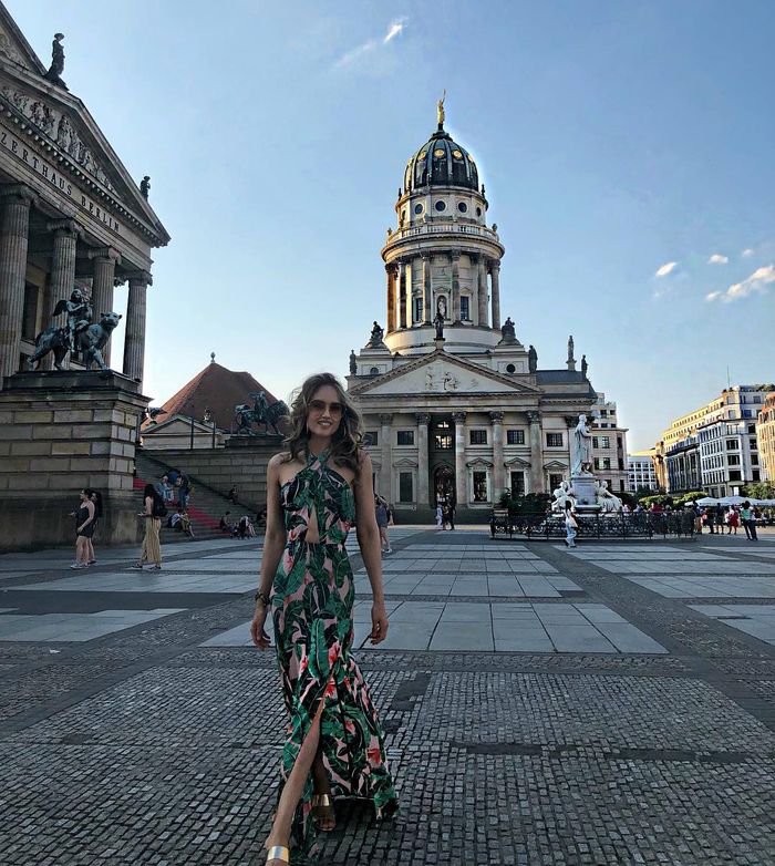 Cinta Laura tampak seksi mengenakan slit dress model cross strap dress bermotif floral