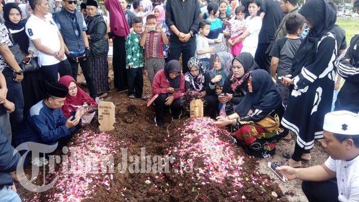 Deretan Foto Pemakaman Aa Jimmy, Liang Lahatnya Bersebelahan dengan Sang Istri