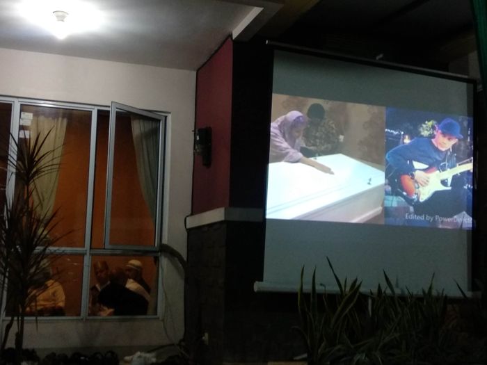 Foto personel dan kru Seventeen yang meninggal dunia saat dikebumikan ditampilkan saat tahlilan, Rab