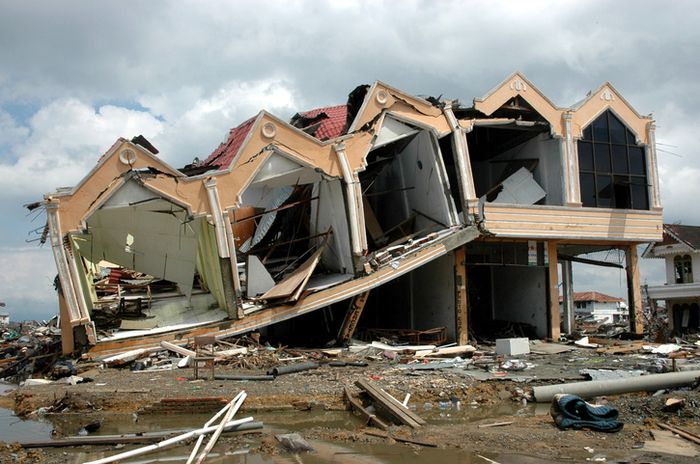 Pemandangan Aceh setelah dihantam gempa bumi dan tsunami pada 2004.