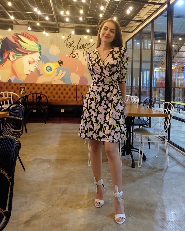 Penampilan Rianti Cartwright dengan mini dress motif floral