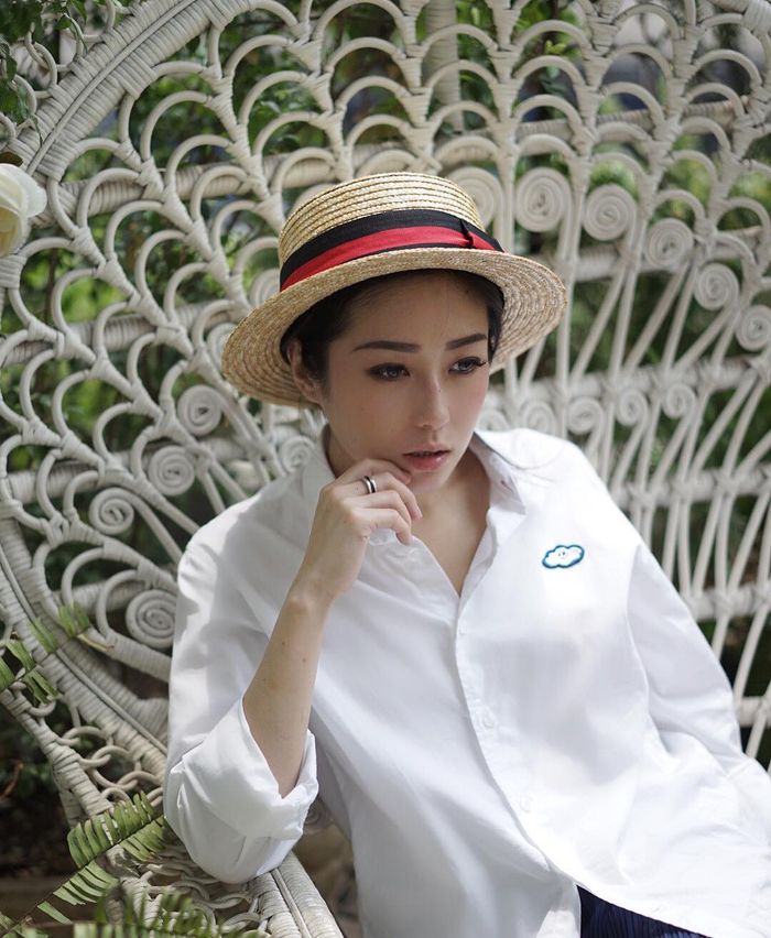 Penampilan stylish Ling Ling menantu Keluarga Bakrie dengan outfit kasual