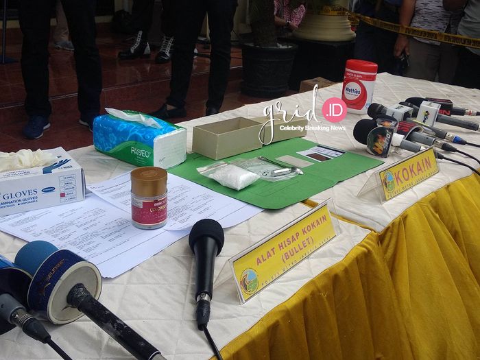 Barang bukti yang diamankan pihak Mapolres Jakarta Barat saat mengamankan artis Steve Emmanuel.