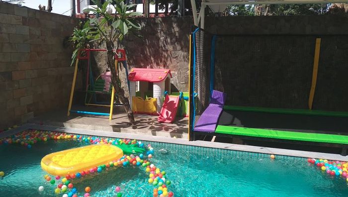Kolam Berenang di rumah baru Ria Ricis.
