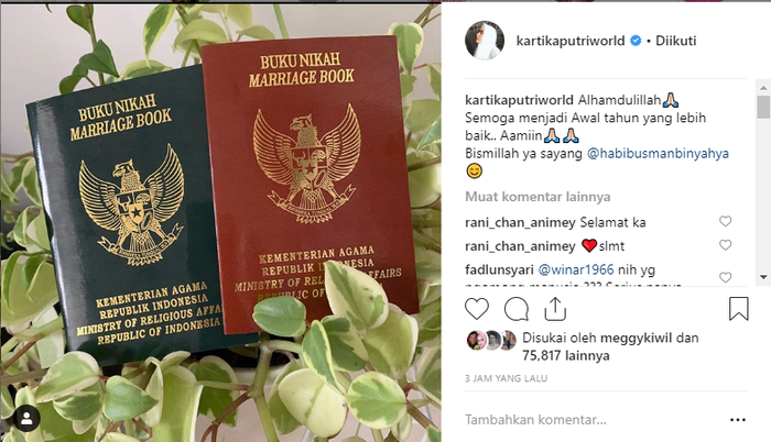 Unggahan Kartika Putri berupa foto nikah