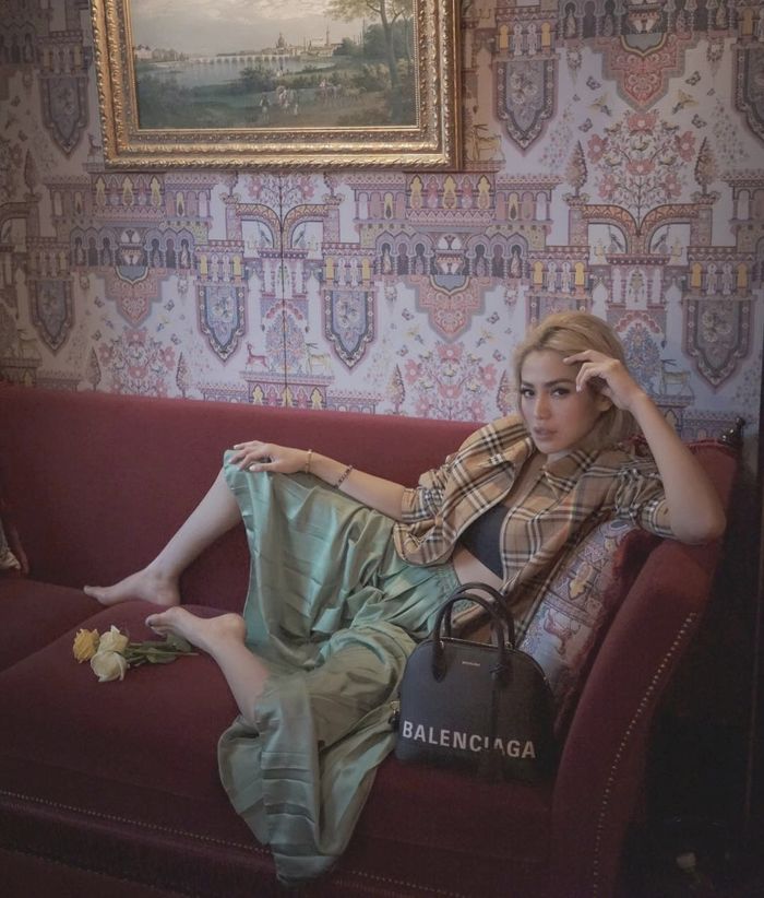 Terlihat Biasa, Ternyata Jaket Jessica Iskandar Ini Harganya Puluhan Juta