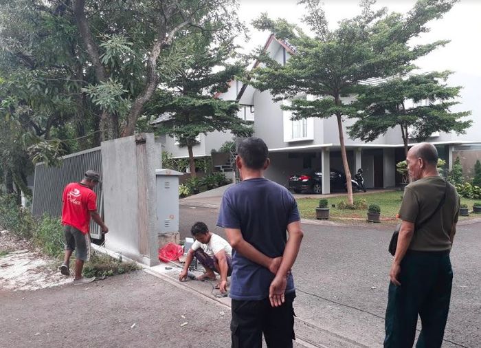 Gerbang komplek kediaman Ruben Onsu direnovasi.