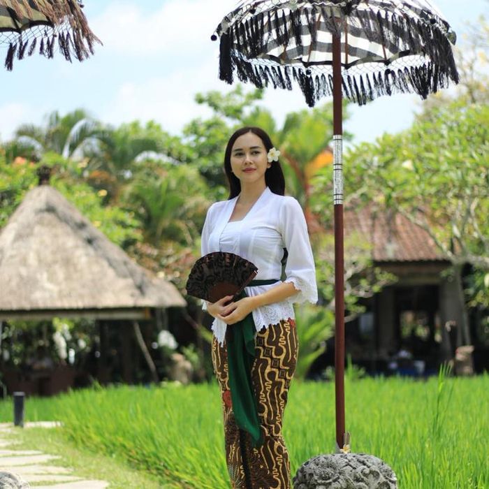 Penampilan anggun Aura Kasih dengan kebaya Bali