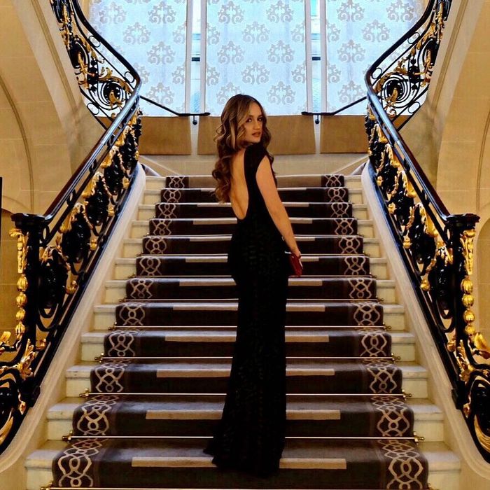 Penampilan seksi Cinta Laura saat mengenakan backless dress hitam