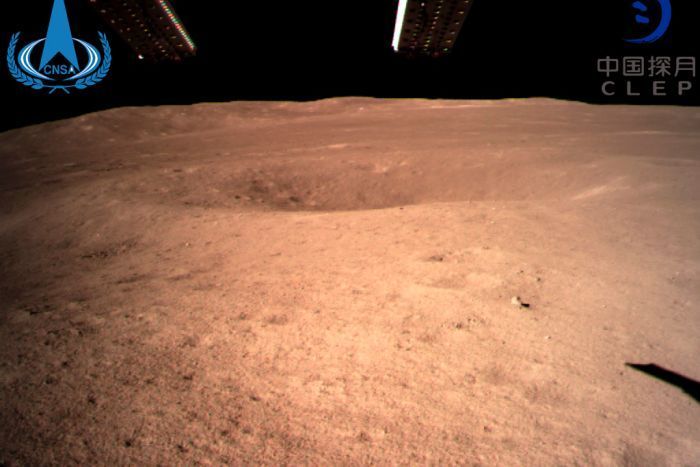 Foto pertama yang diambil Chang'e-4 di Bulan.